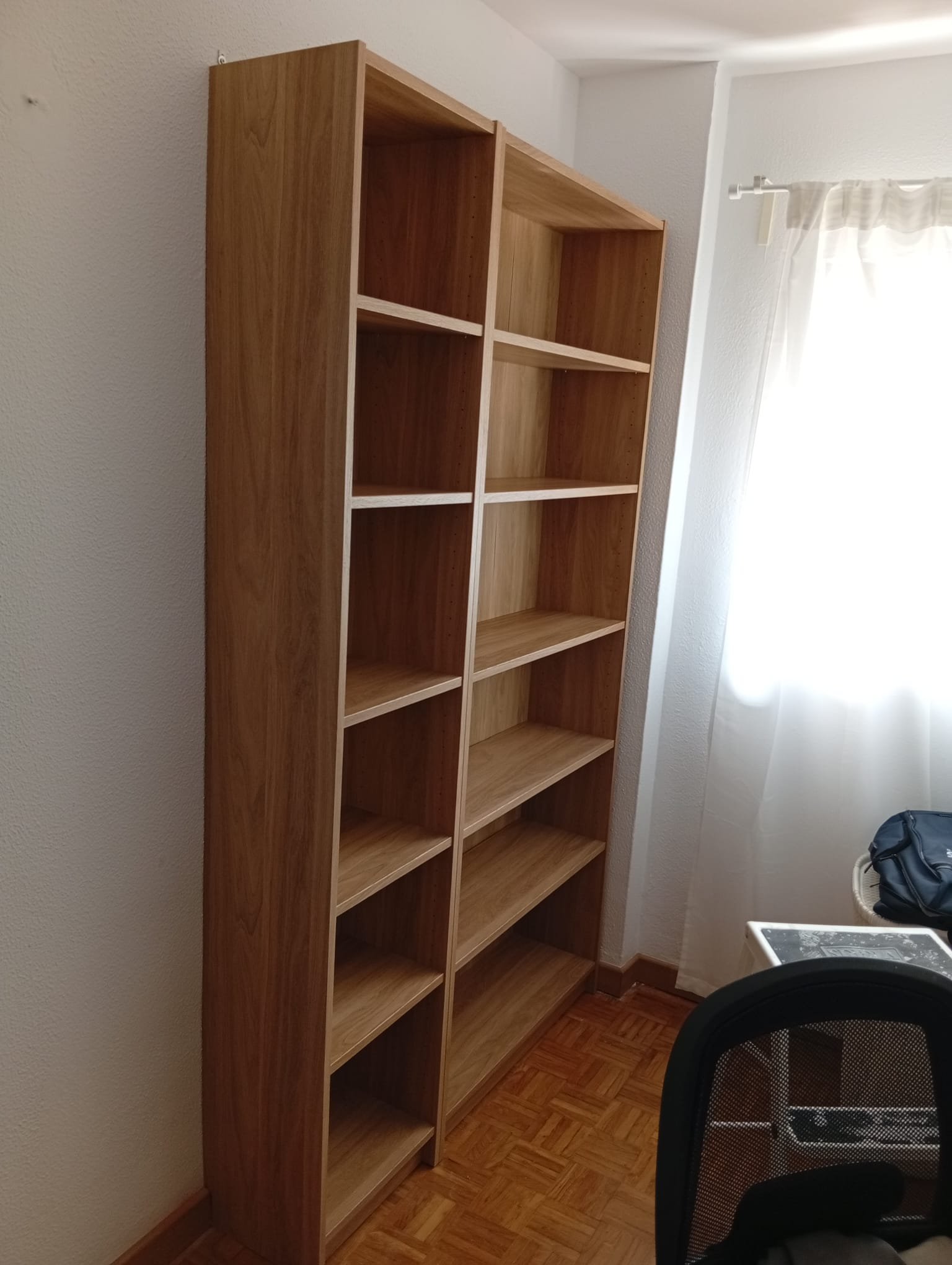 Estantería alta en madera clara