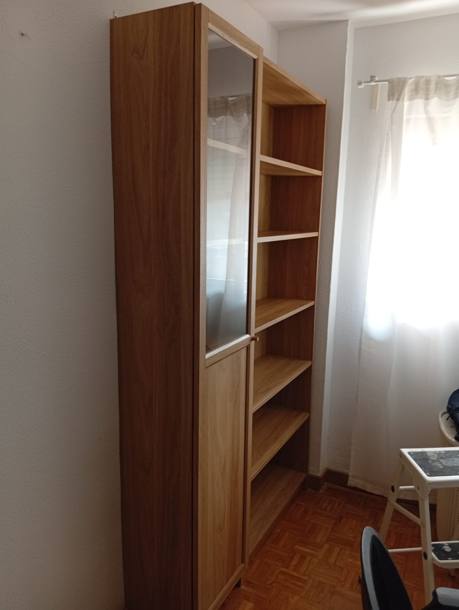 Armario blanco con vidrio y gavetas