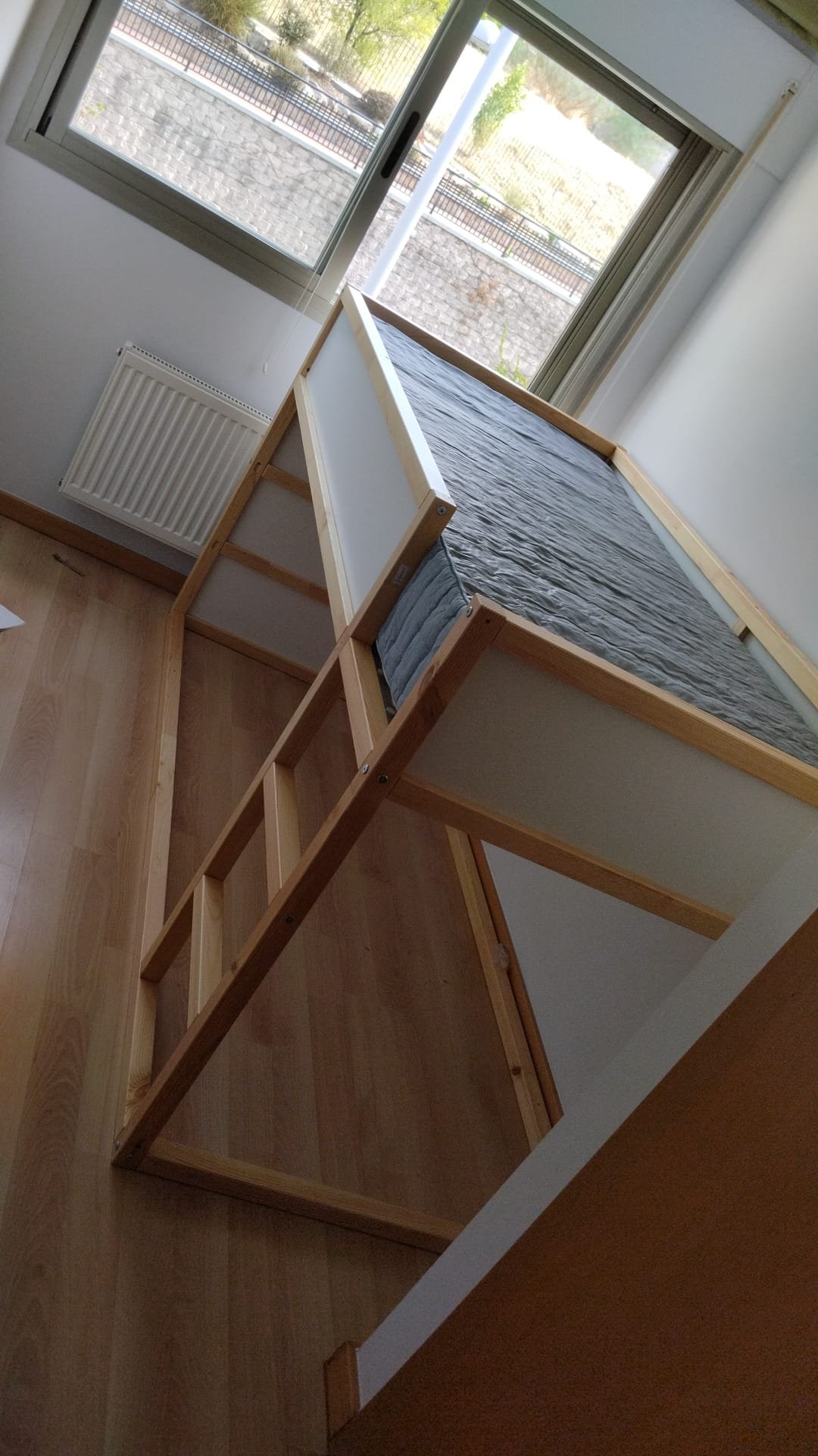 Litera con escalera integrada