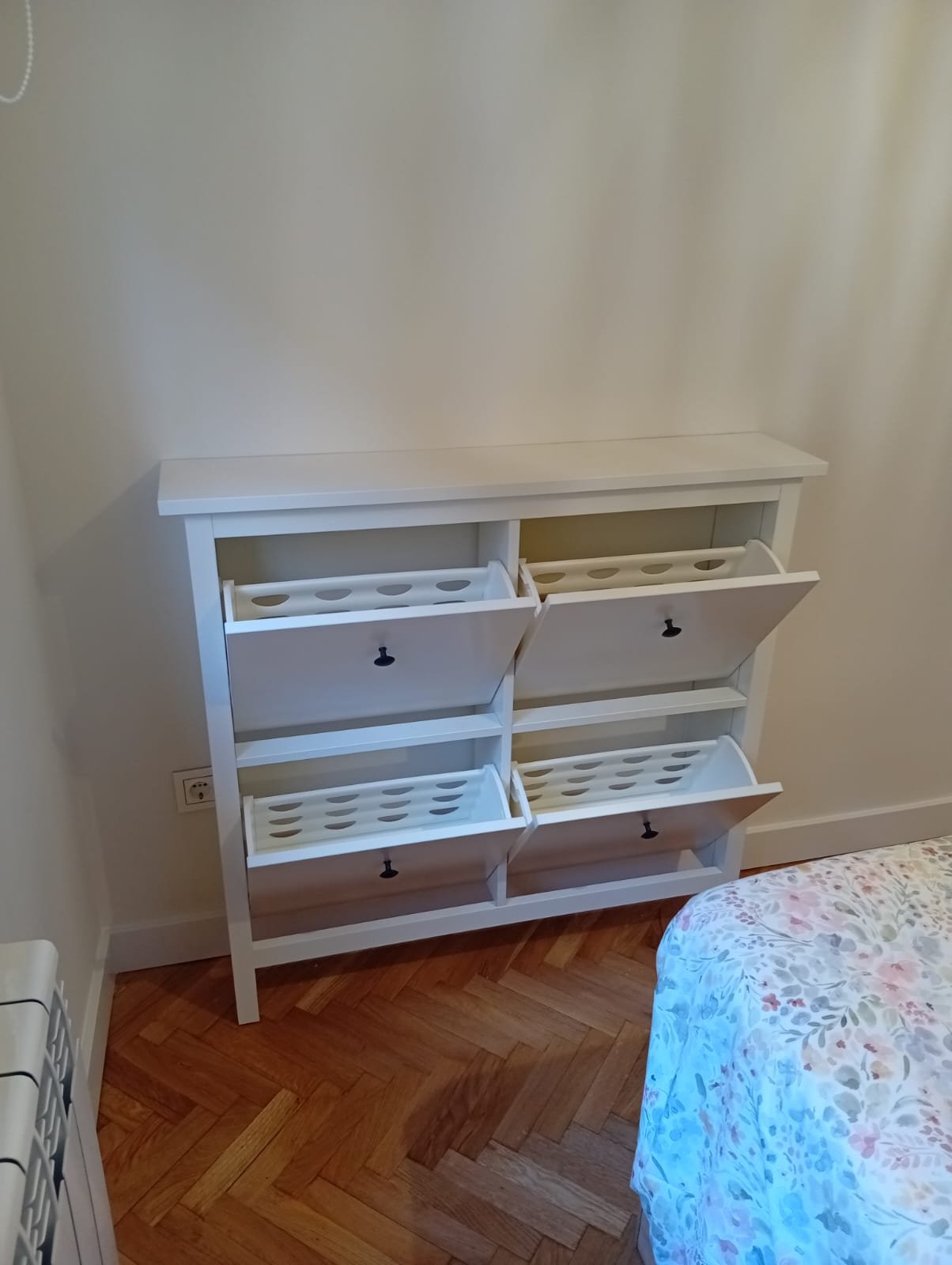 Mueble blanco con compartimientos abatibles