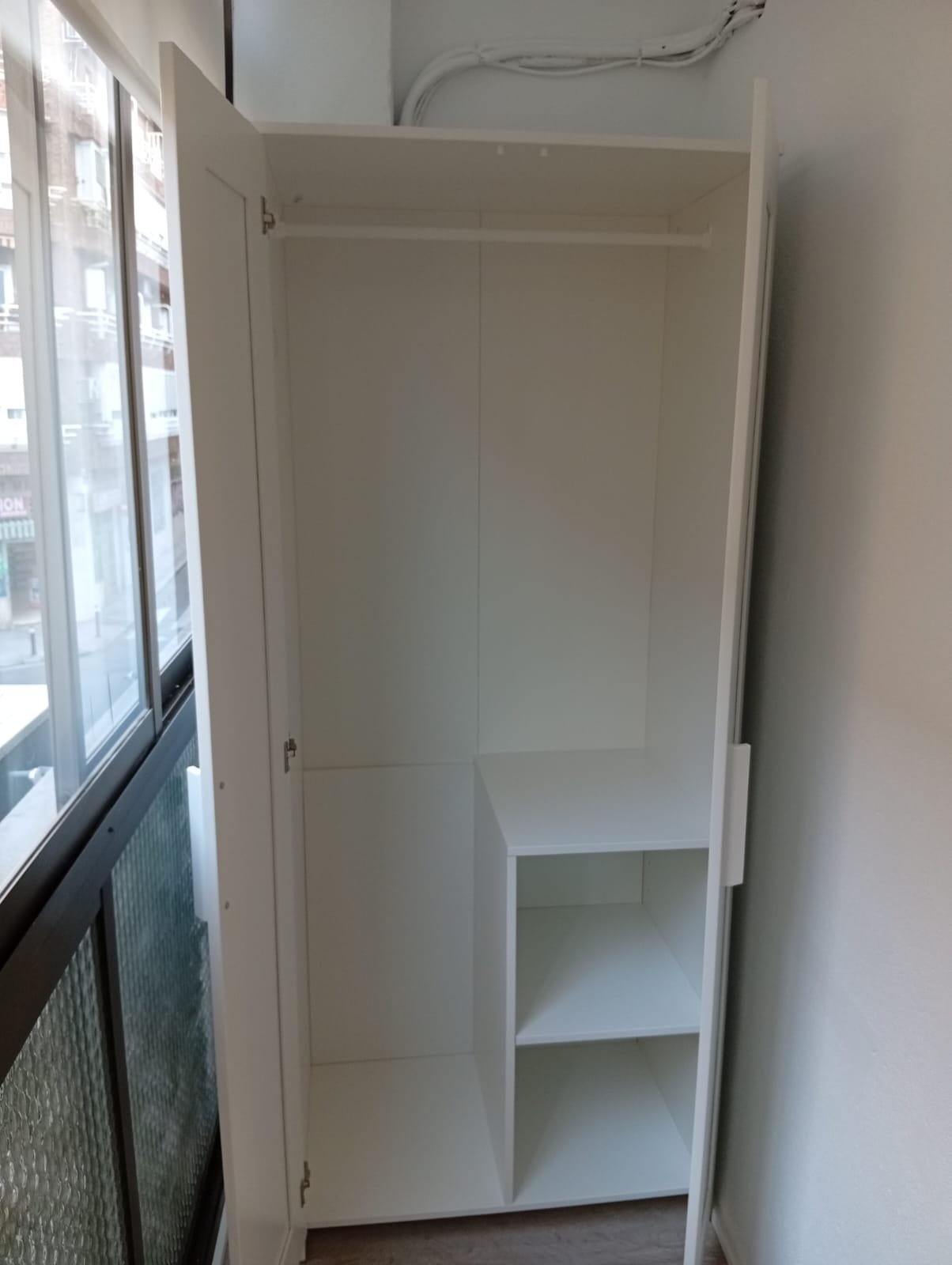 Estantería abierta con compartimientos