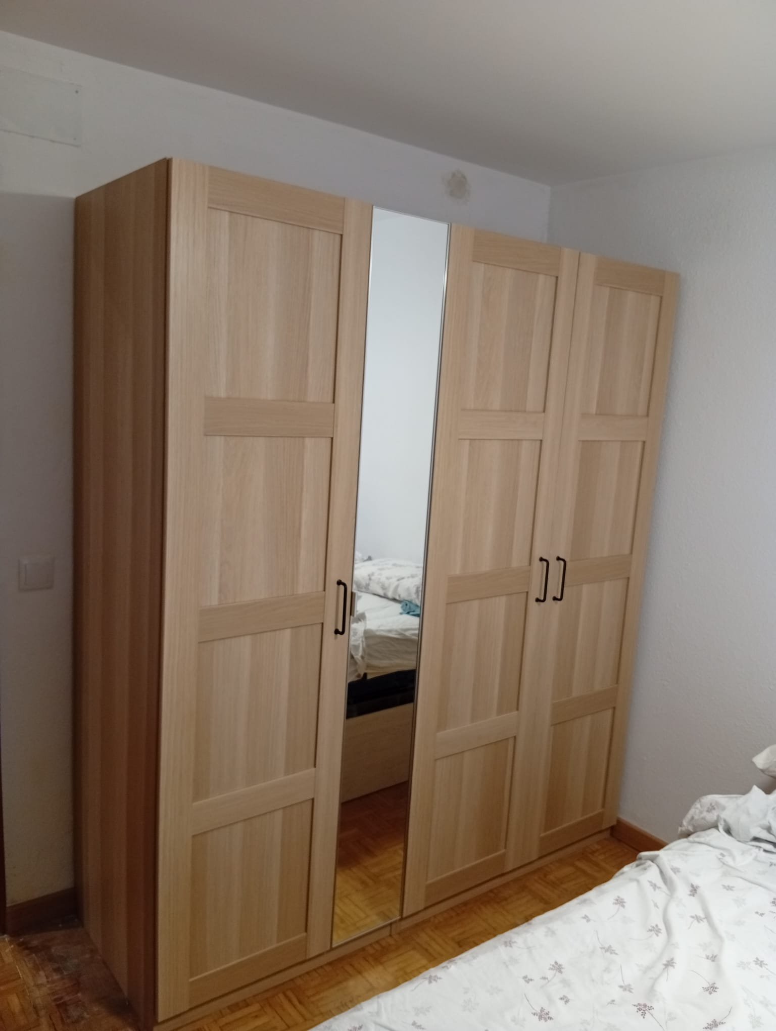 Armario de madera con puertas y espejo central