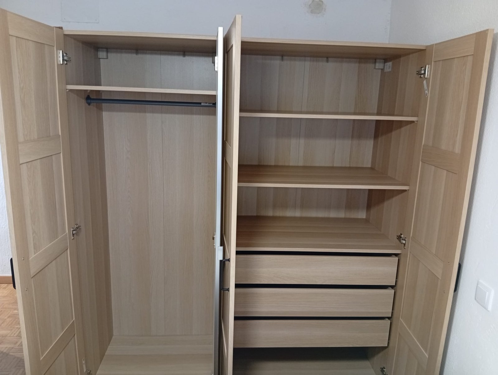 Interior de armario con repisas y gavetas