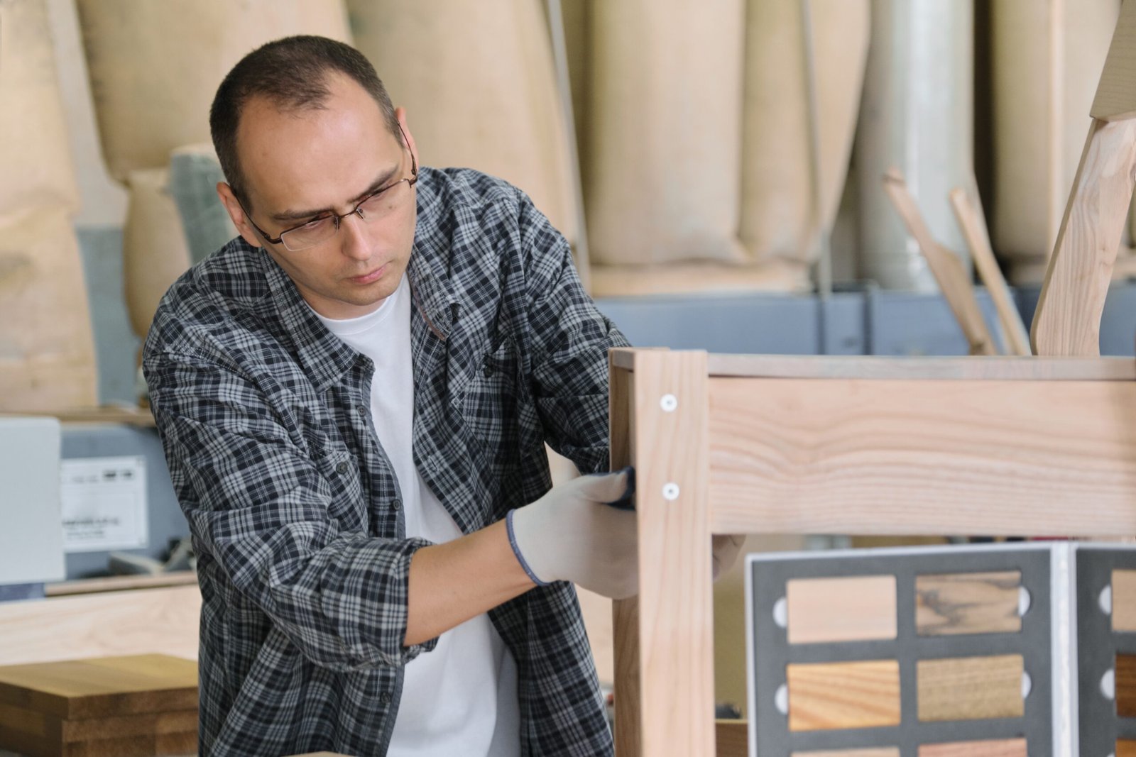 Retrato masculino en taller de madera haciendo silla de madera.